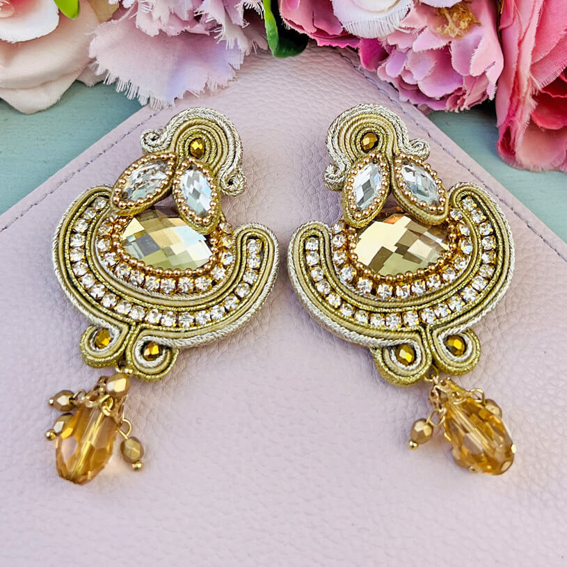 Wunderschöne Soutache-Ohrringe in Gold und Creme
