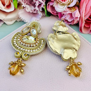 Wunderschöne Soutache-Ohrringe in Gold und Creme