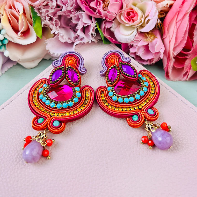 Farbenfrohe Statement-Ohrringe in Orange, Flieder und Pink