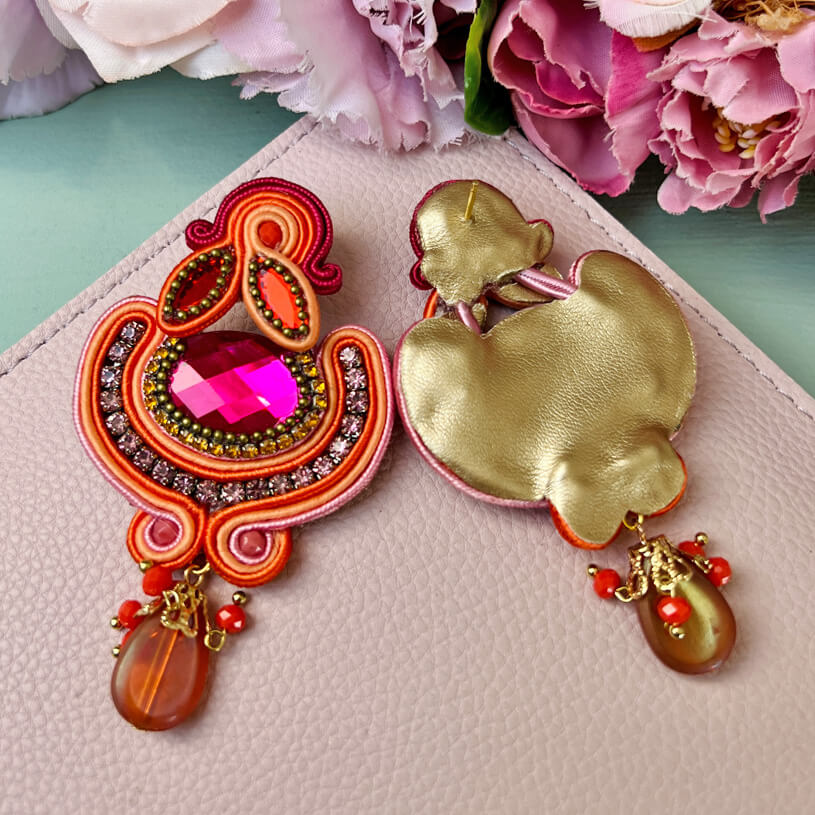 Farbenfrohe Statement-Ohrringe in Orange und Pink