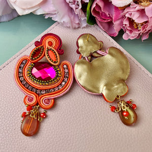 Farbenfrohe Statement-Ohrringe in Orange und Pink