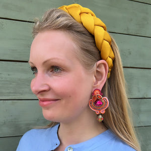 Farbenfrohe Statement-Ohrringe in Orange und Pink
