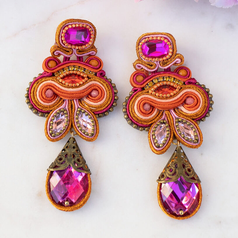 Schöne SoutacheOhrringe in Orange und Pink
