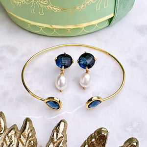Set aus dunkelblauen Ohrsteckern mit Süßwasserperle und Armreif mit dunkelblauen Glas-Kristallen