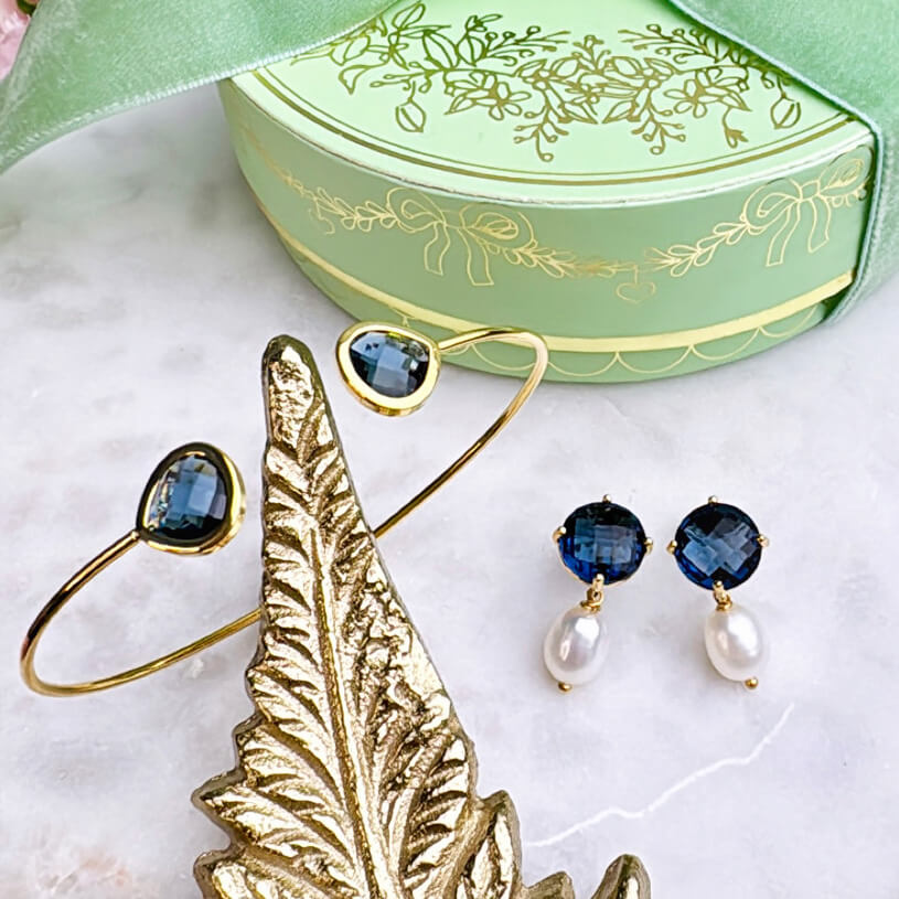 Set aus dunkelblauen Ohrsteckern mit Süßwasserperle und Armreif mit dunkelblauen Glas-Kristallen