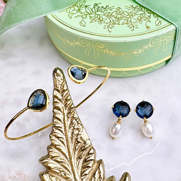 Set aus dunkelblauen Ohrsteckern mit Süßwasserperle und Armreif mit dunkelblauen Glas-Kristallen
