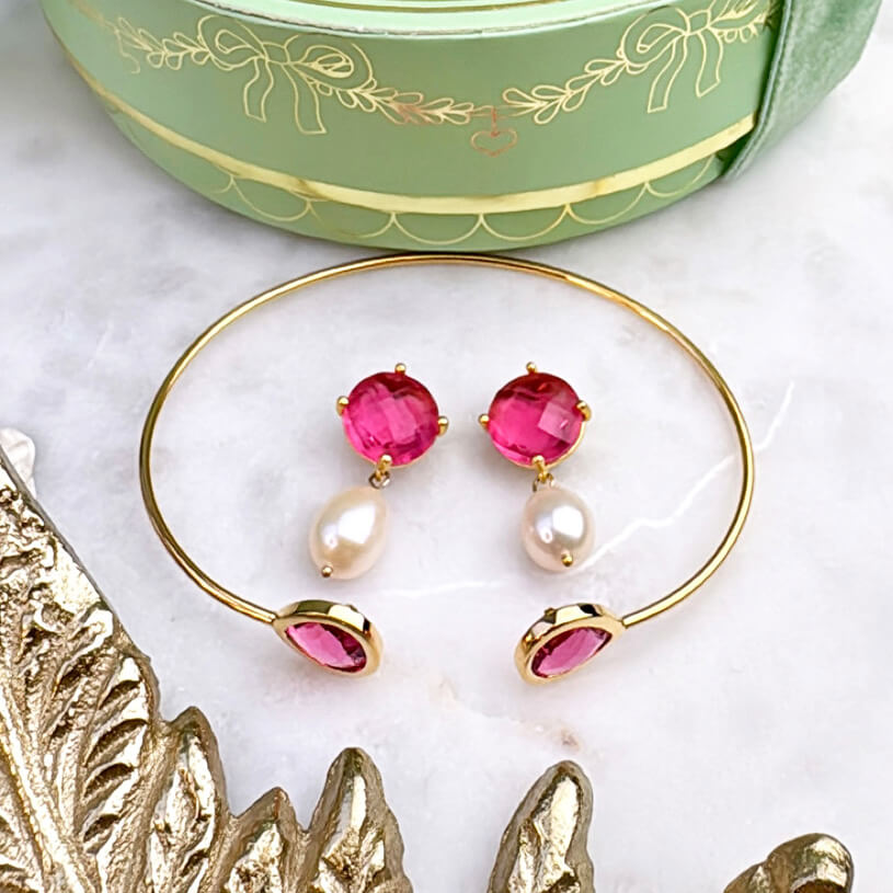 Set aus fuchsiafarbenen Ohrsteckern mit Süßwasserperle und Armreif mit fuchsiafarbenen Glas-Kristallen