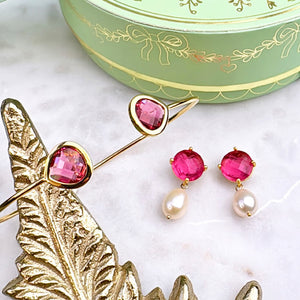 Set aus fuchsiafarbenen Ohrsteckern mit Süßwasserperle und Armreif mit fuchsiafarbenen Glas-Kristallen