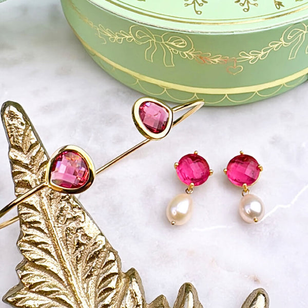 Set aus fuchsiafarbenen Ohrsteckern mit Süßwasserperle und Armreif mit fuchsiafarbenen Glas-Kristallen
