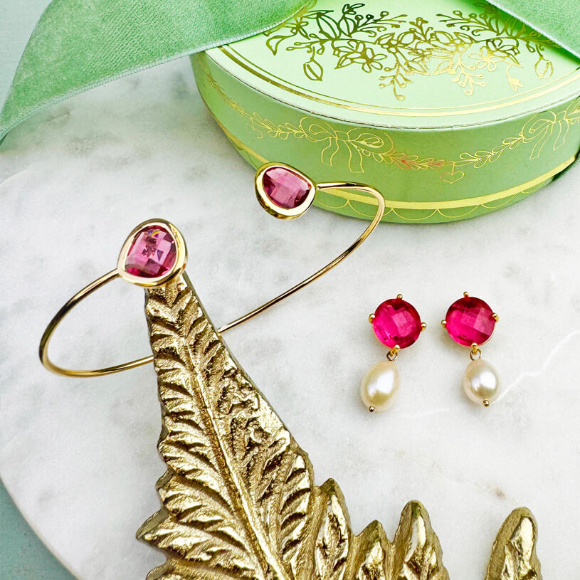 Set aus fuchsiafarbenen Ohrsteckern mit Süßwasserperle und Armreif mit fuchsiafarbenen Glas-Kristallen
