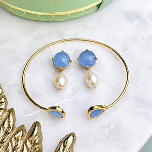 Set aus hellblauen Ohrsteckern mit Süßwasserperle und Armreif mit hellblauen Glas-Kristallen