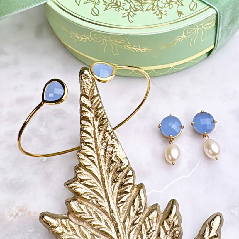 Set aus hellblauen Ohrsteckern mit Süßwasserperle und Armreif mit hellblauen Glas-Kristallen