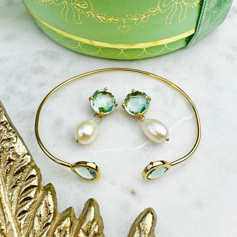 Set aus lindgrünen Ohrsteckern mit Süßwasserperle und Armreif mit lindgrünen Glas-Kristallen