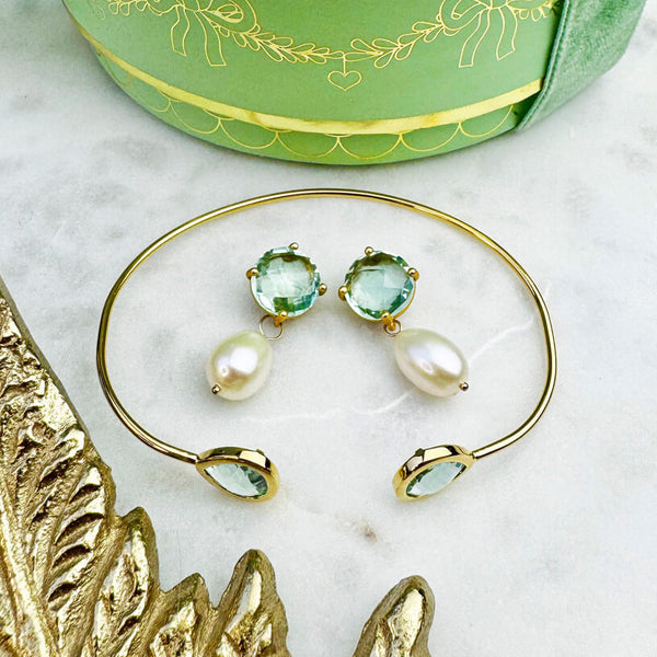 Set aus lindgrünen Ohrsteckern mit Süßwasserperle und Armreif mit lindgrünen Glas-Kristallen