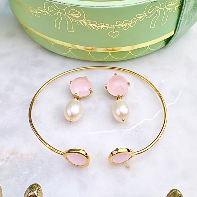 Set aus zartrosa Ohrsteckern mit Süßwasserperle und Armreif mit zartrosa Glas-Kristallen