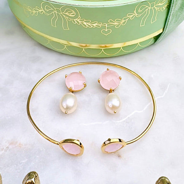 Set aus zartrosa Ohrsteckern mit Süßwasserperle und Armreif mit zartrosa Glas-Kristallen
