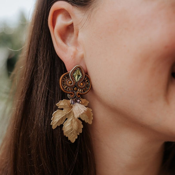 Braune Soutache-Ohrstecker mit kleinen hellbraunen Quasten und goldenen Blättern