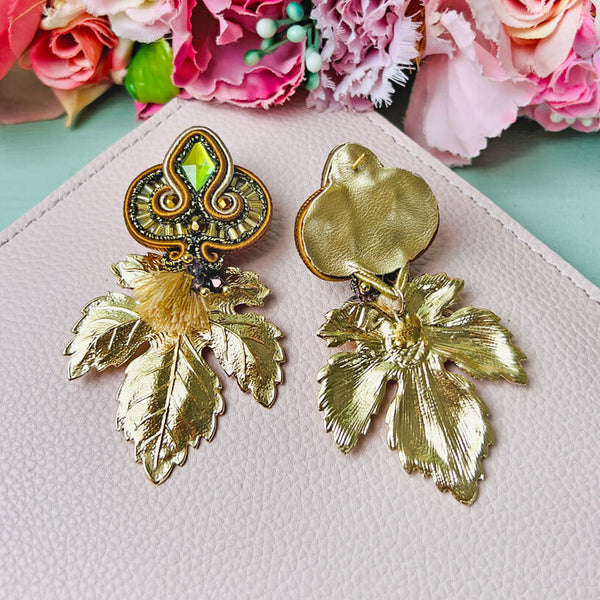 Braune Soutache-Ohrstecker mit kleinen hellbraunen Quasten und goldenen Blättern