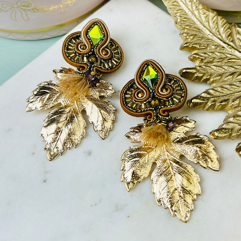 Braune Soutache-Ohrstecker mit kleinen hellbraunen Quasten und goldenen Blättern