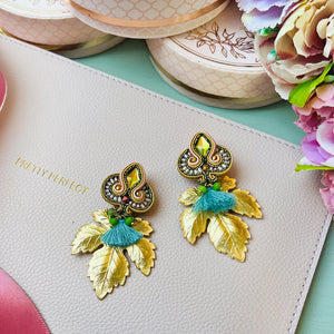 Rosafarbene Soutache-Ohrstecker kleinen hellblauen Quasten und goldenen Blättern
