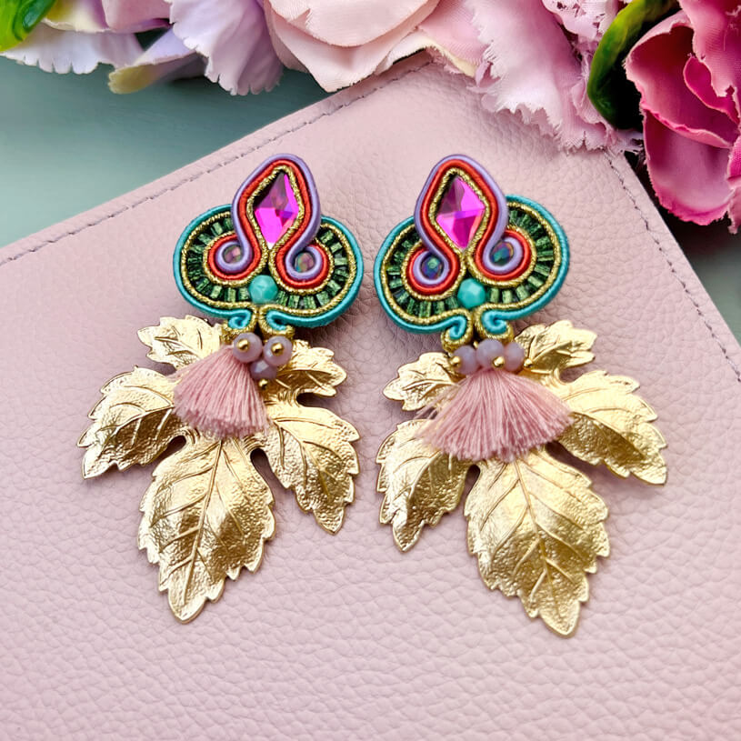 Farbenfrohe Soutache-Ohrstecker mit kleinen Quasten in Rosa und goldenen Blättern