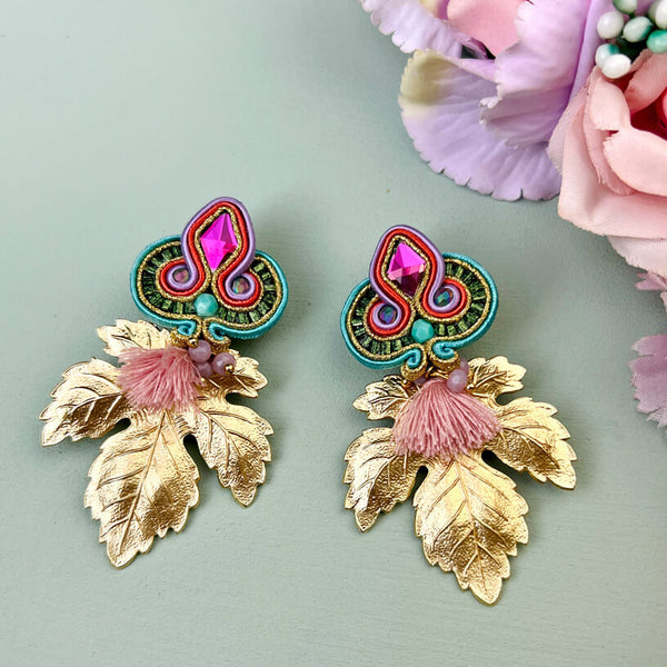 Farbenfrohe Soutache-Ohrstecker mit kleinen Quasten in Rosa und goldenen Blättern