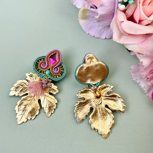 Farbenfrohe Soutache-Ohrstecker mit kleinen Quasten in Rosa und goldenen Blättern