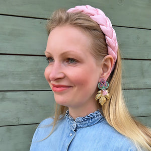 Farbenfrohe Soutache-Ohrstecker mit kleinen Quasten in Rosa und goldenen Blättern