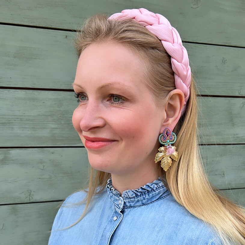 Farbenfrohe Soutache-Ohrstecker mit kleinen Quasten in Rosa und goldenen Blättern
