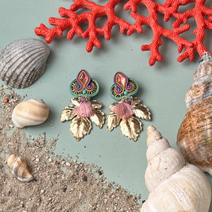 Farbenfrohe Soutache-Ohrstecker mit kleinen Quasten in Rosa und goldenen Blättern