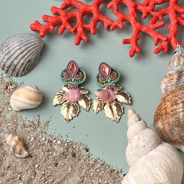 Farbenfrohe Soutache-Ohrstecker mit kleinen Quasten in Rosa und goldenen Blättern