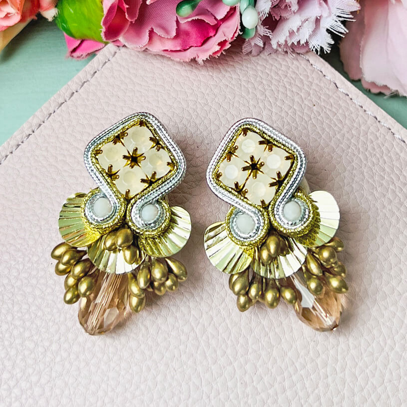 Gold und Silber glänzende Statement-Ohrringe mit Glitzer-Tropfen