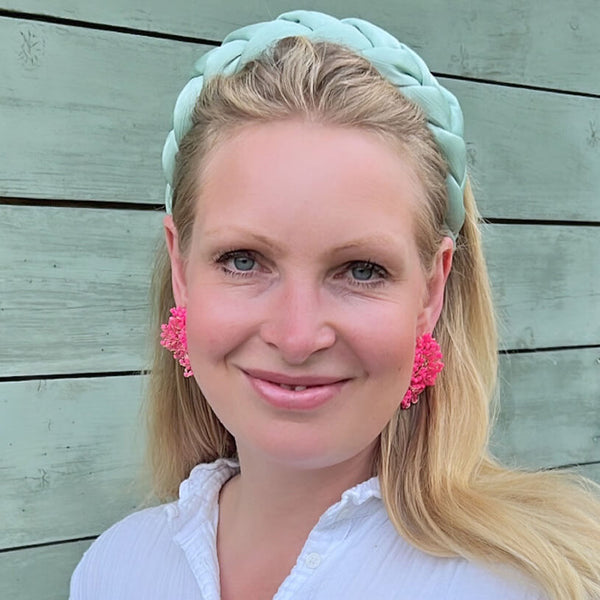 Edle Perlen-Ohrringe aus mehreren Blüten in leuchtendem Pink