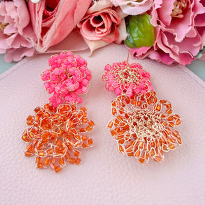 Bunte Perlen-Ohrringe aus zwei Blüten in leuchtendem Pink und Orange