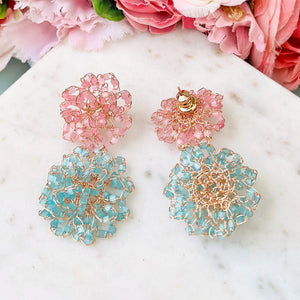 Designer Perlen-Ohrringe aus zwei Blüten in Rosa und Blau