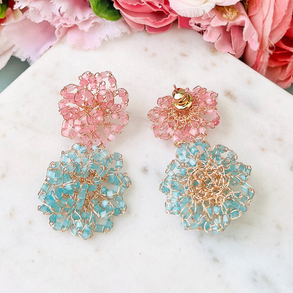 Designer Perlen-Ohrringe aus zwei Blüten in Rosa und Blau