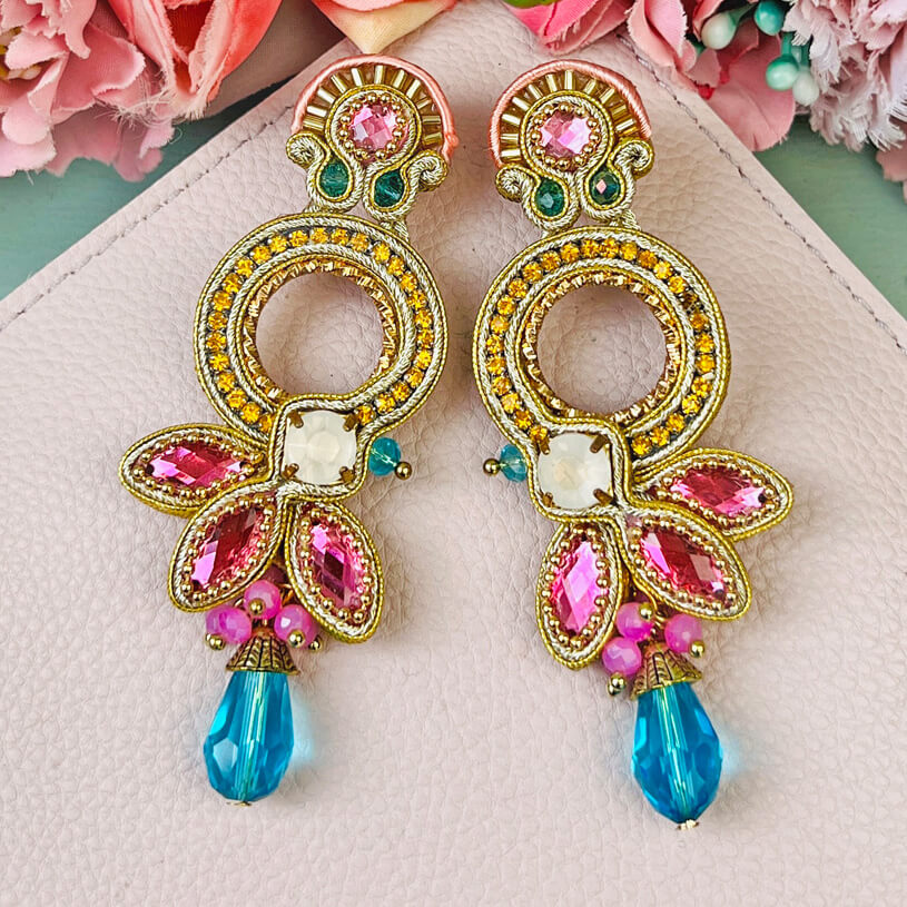 Opulente Soutache-Ohrringe in Blau, Pink, Gelb und Gold