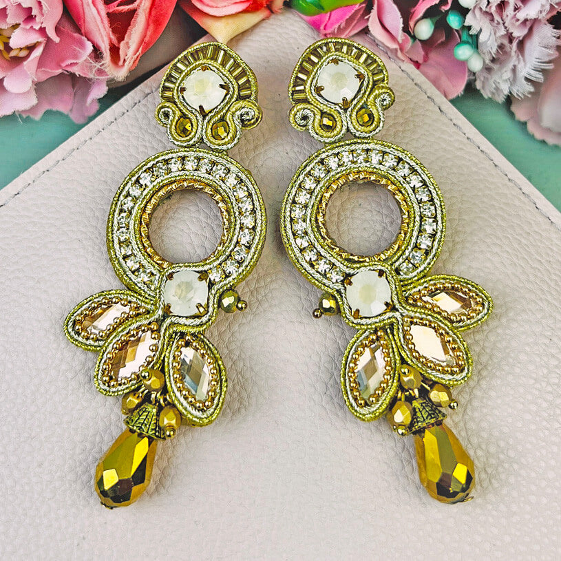 Opulente Soutache-Ohrringe in Gold und Champagner