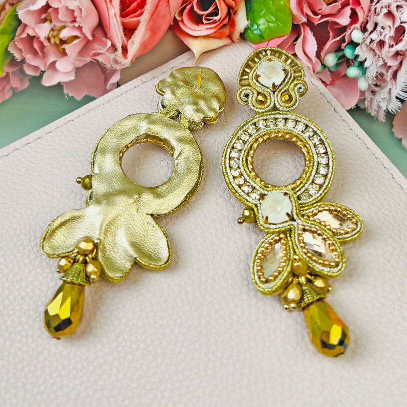 Opulente Soutache-Ohrringe in Gold und Champagner