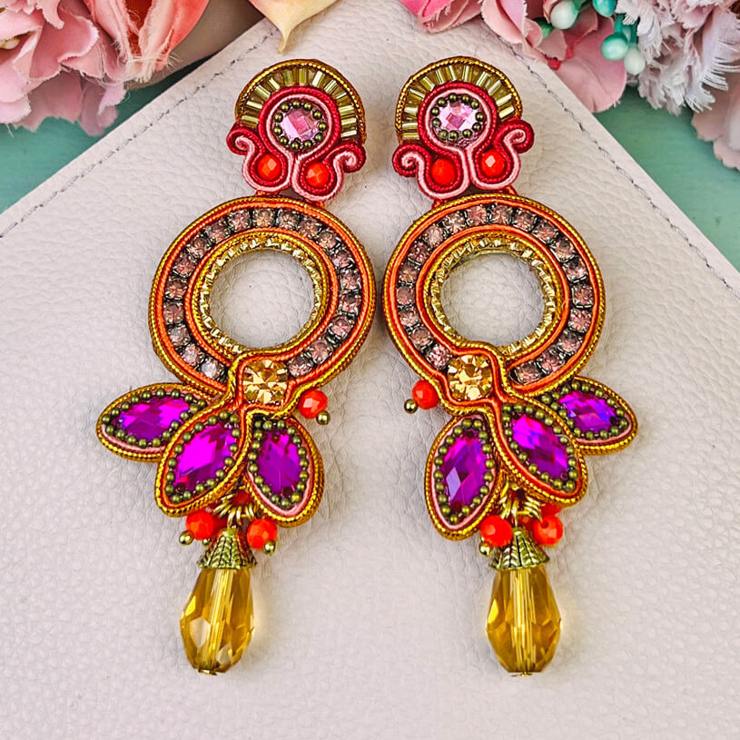 Opulente Soutache-Ohrringe in Pink und Gold
