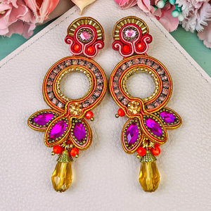 Opulente Soutache-Ohrringe in Pink und Gold