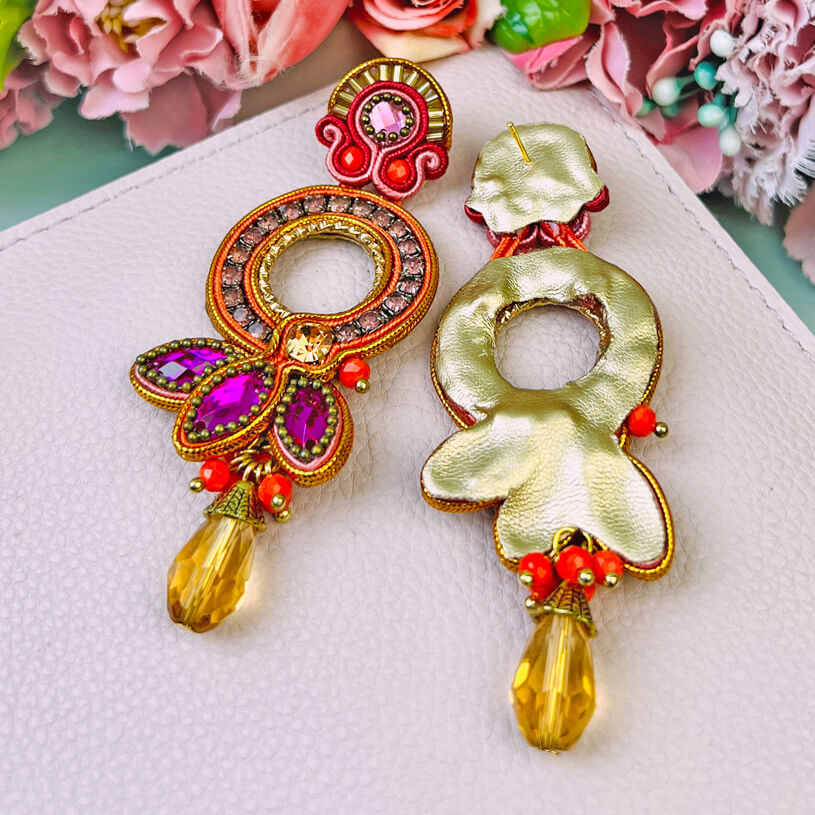 Opulente Soutache-Ohrringe in Pink und Gold