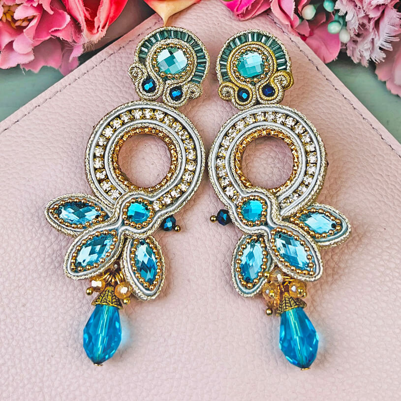 Opulente Soutache-Ohrringe in zarten Hellblautönen mit Gold