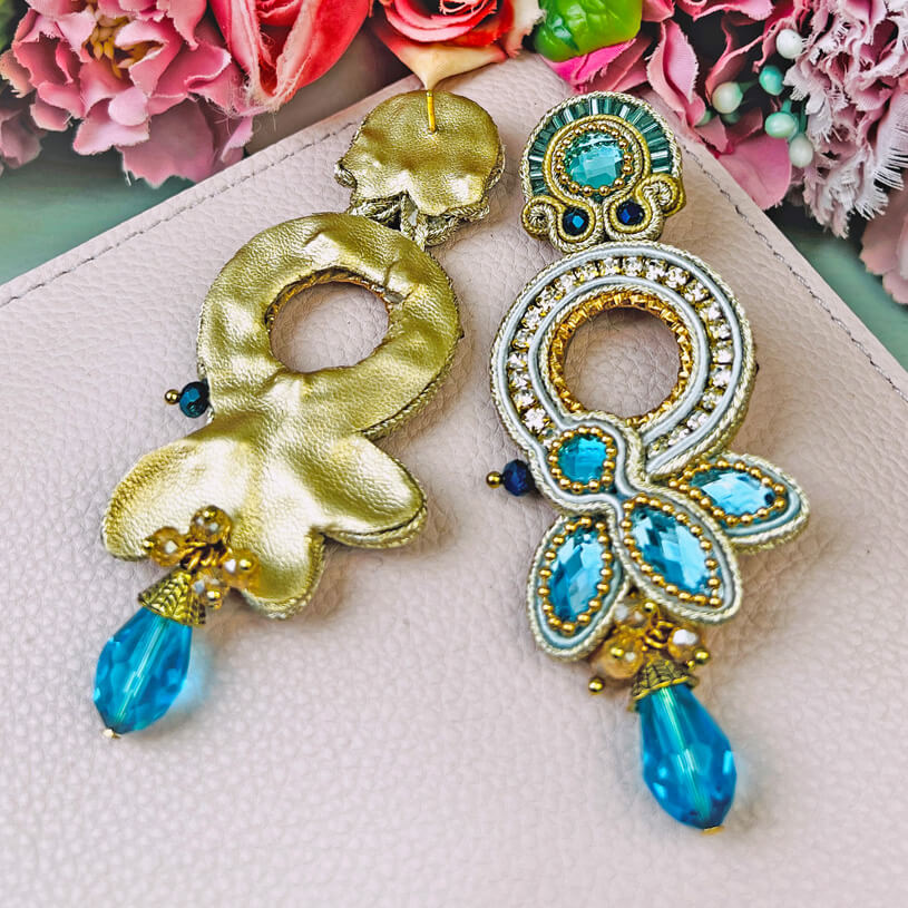 Opulente Soutache-Ohrringe in zarten Hellblautönen mit Gold