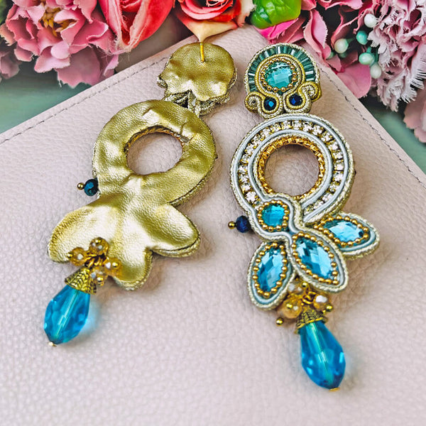 Opulente Soutache-Ohrringe in zarten Hellblautönen mit Gold