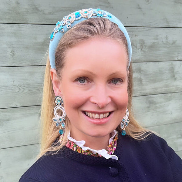Opulente Soutache-Ohrringe in zarten Hellblautönen mit Gold