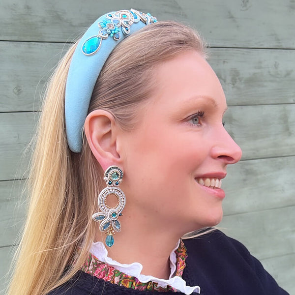 Opulente Soutache-Ohrringe in zarten Hellblautönen mit Gold