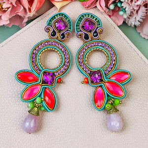 Opulente Soutache-Ohrringe in leuchtendem Pink, Türkis und Flieder