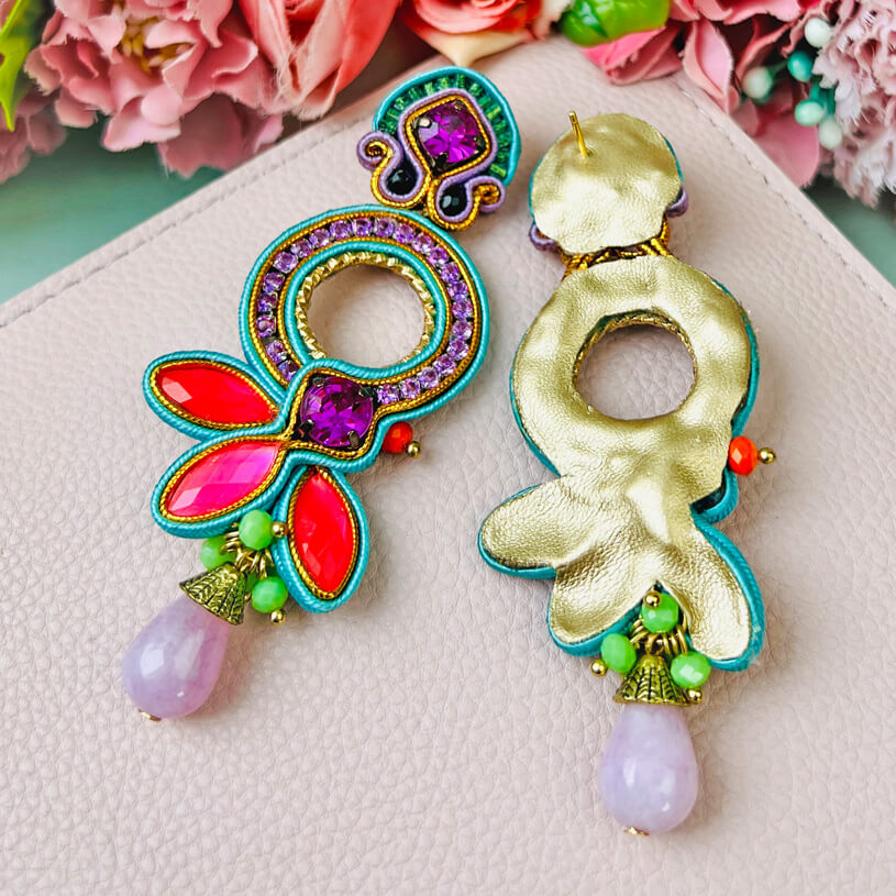 Opulente Soutache-Ohrringe in leuchtendem Pink, Türkis und Flieder