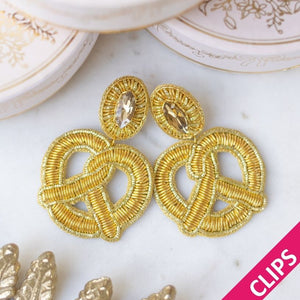 Auffällige Soutacheohrclips als goldene Bretzel